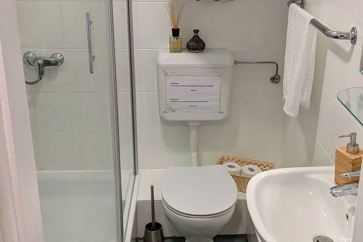 Ganze Wohnung, Idyllisches Schwedenhäuschen für 3 (-4) Personen mit Terrasse und tollem Garten! in Witten, Ennepe-Ruhr-Kreis