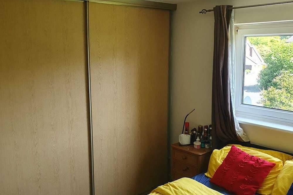 Entire apartment, 1 bedroom apartment wt ext leather sofa chair. 10 minutes to city center in Horsham, West Sussex