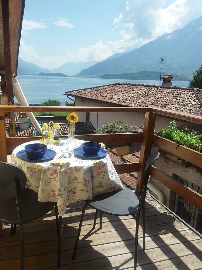 Gîte pour 3 personnes, avec terrasse ainsi que vue sur le lac et vue à Gravedona