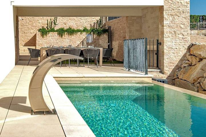 Villa pour 8 personnes, avec balcon et jacuzzi ainsi que sauna et jardin à Promajna