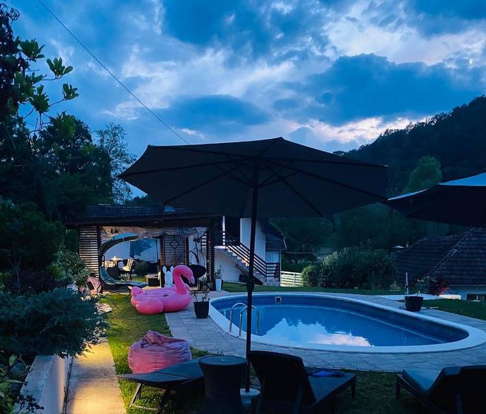 Gîte pour 3 personnes, avec vue et balcon ainsi que jardin et piscine à Kosjerić