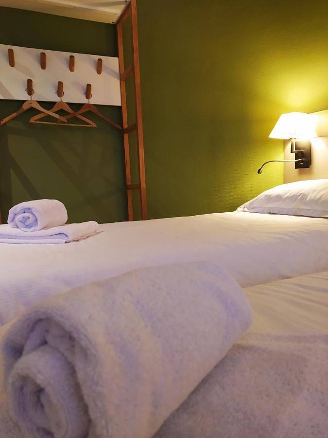 Hôtel pour 4 personnes, avec vue et jardin dans Saint-Berthevin - 4