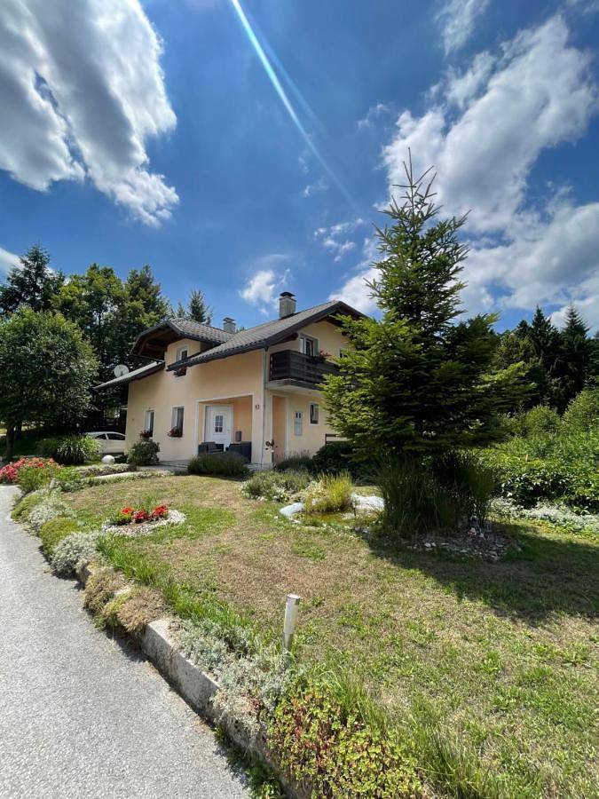 Ferienwohnung für 4 Personen, mit Garten und Pool sowie Ausblick
