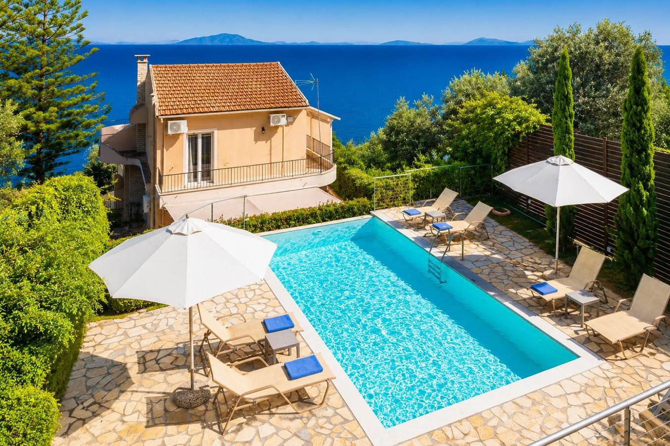 Villa für 6 Personen mit Terrasse in Benitses, Corfu, Korfu