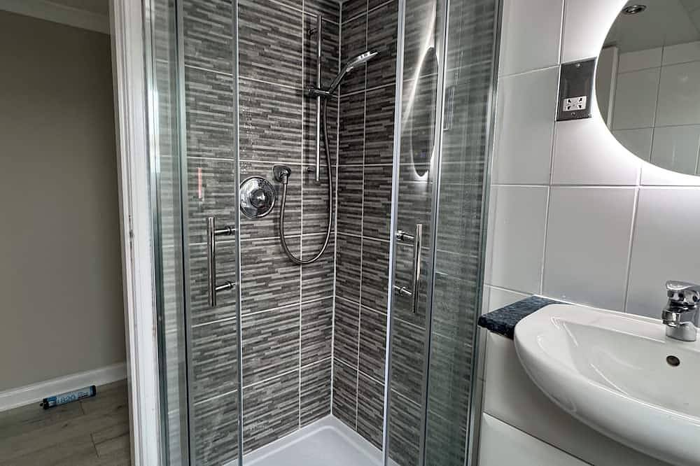 Newly Renovated Room With Private Bathroom - Sleeps 3 - 2 Beds in West Lothian
