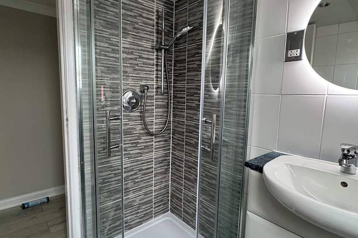 Newly Renovated Room With Private Bathroom - Sleeps 3 - 2 Beds in West Lothian