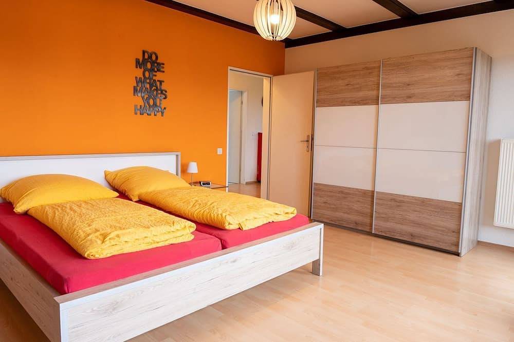 Ganze Wohnung, Große Fewo, 3 Schlafzimmer, ruhig, citynah, Süd-Balkon, kostenfreie Parkplätze in Niestetal, Hessisches Bergland