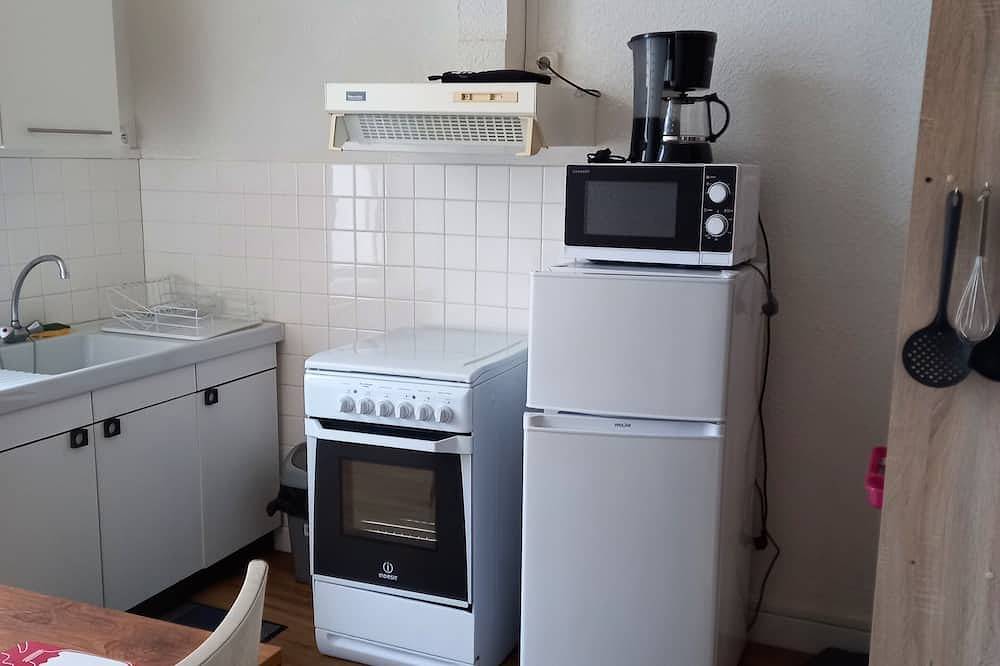 Entire apartment, 24M2 F1 Apartment on independent ground floor in quiet street in Néris-les-Bains, Montluçon region