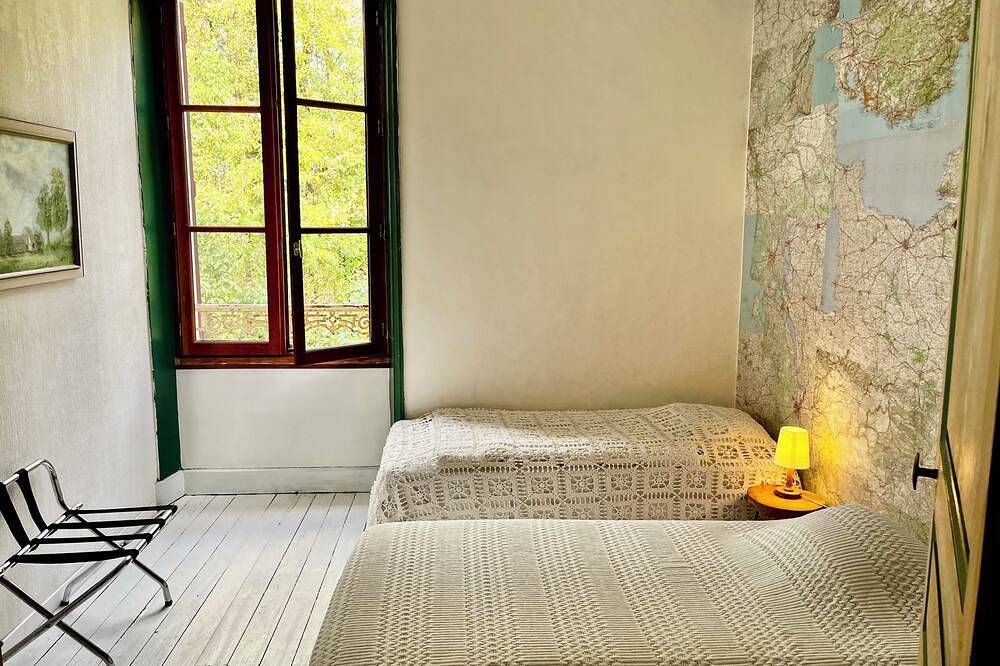 Former French railway station with private swimming pool and Wifi in Rubio, Región de Bellac