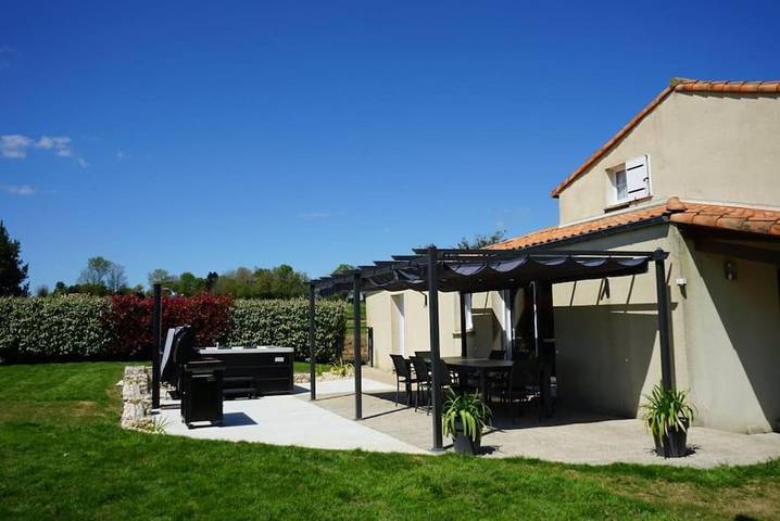 Location de vacances pour 12 personnes, avec Balcon et Jacuzzi ainsi que Terrasse et Jardin à Le Boupère