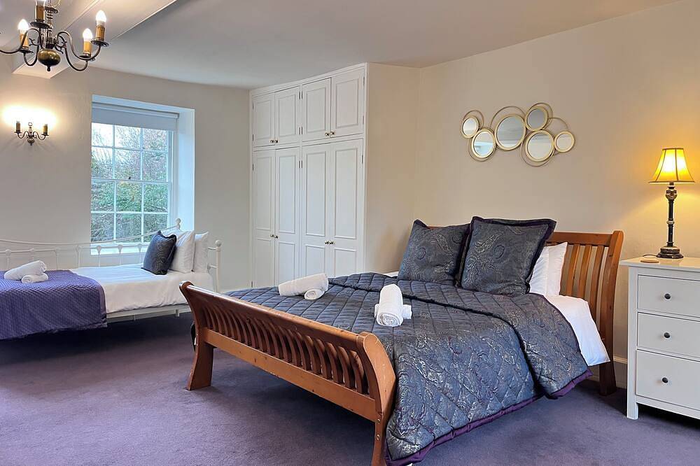 Manor House - sweeping Georgian Manor in a canal-side hamlet in Oxfordshire