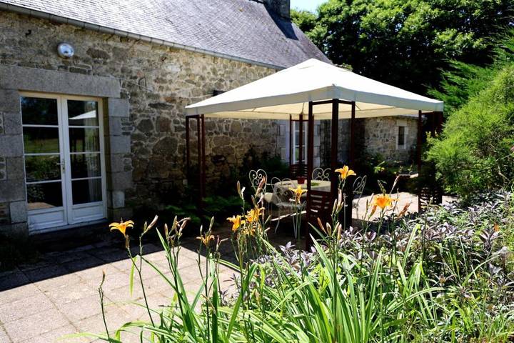 Gîte pour 4 personnes, avec Terrasse ainsi que Jardin et Vue à Mellionnec