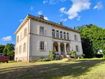 Gîte pour 10 personnes, avec piscine ainsi que jardin et vue à Joncy