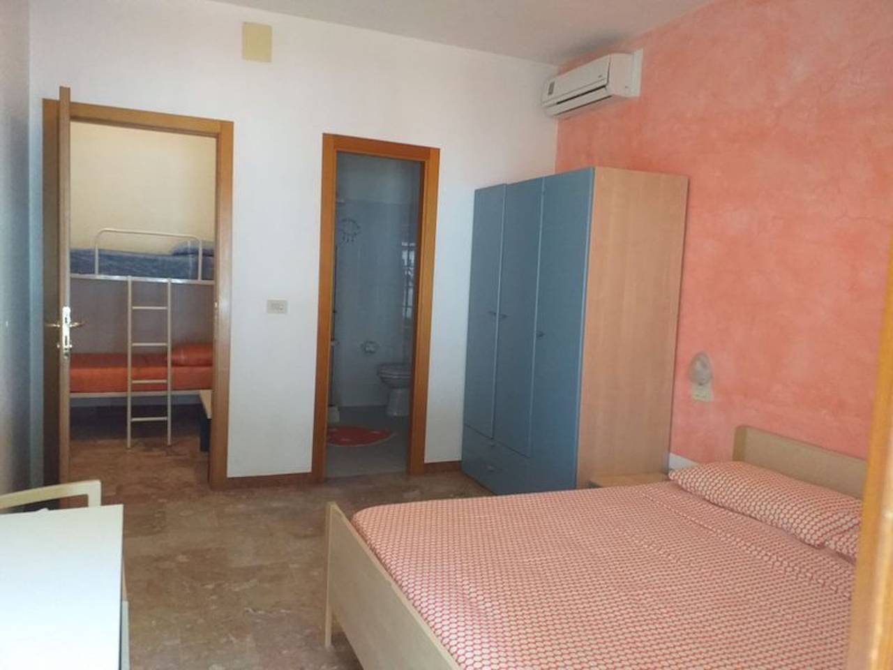 Spaziosa camera doppia a due passi dal mare #1 in Costa Adriatica Abruzzo
