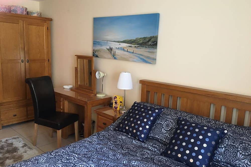 Entire apartment, Seafront Spacious 3 bedroom Apartment with private secure parking and free wi-fi in Newcastle (County Down), County Down
