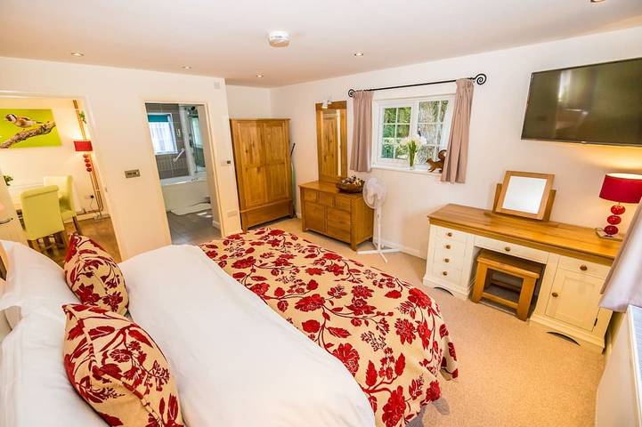 Beheizter Innenpool und Whirlpool, Ferienhaus auf dem Land in der Nähe des Strandes und des Parks in Hastings, Ost Sussex