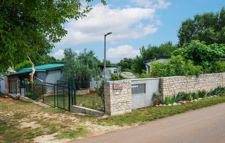 Gemütliche Ferienwohnung in Strandnähe mit WLAN, Klimaanlage und Terrasse in Marčana, Südküste Istrien