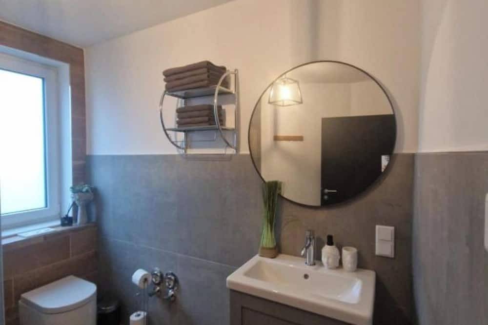 Ganze Wohnung, Großzügige 2 Zimmer Ferienwohnung mit Balkon, offener Küche bis zu 4 Gästen ! in Vegesack, Bremen