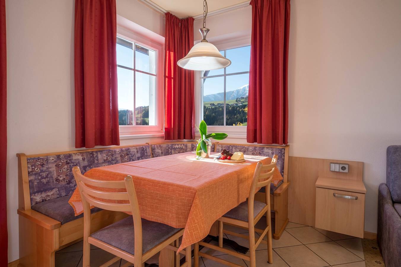 Appartamento intero, Appartamento "Treyer 6 Typ B" con vista sulle montagne, Wi-Fi, balcone e giardino in Terento, Dolomiti Superski