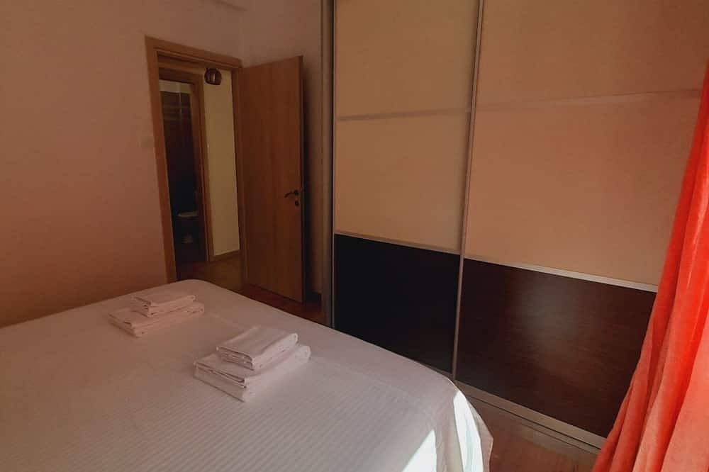 Entire apartment, Meli City Lodge, apt in a neoclassical building in the heart of the city. in Volos, Magnisia