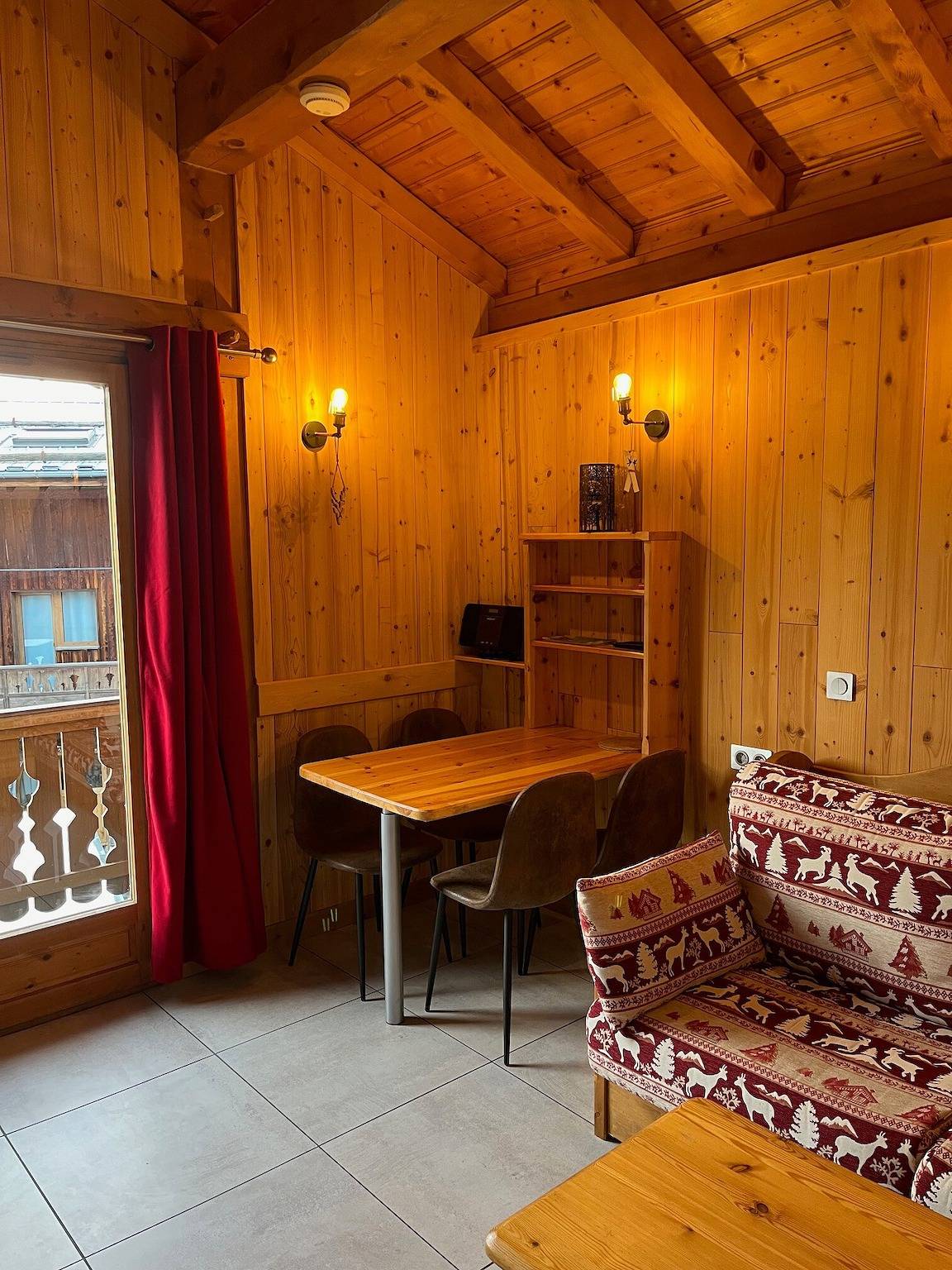 Apartamento entero, Apartamento 'Le Tyrol' con vistas a la montaña, jardín compartido y balcón in La Plagne, Bellentre