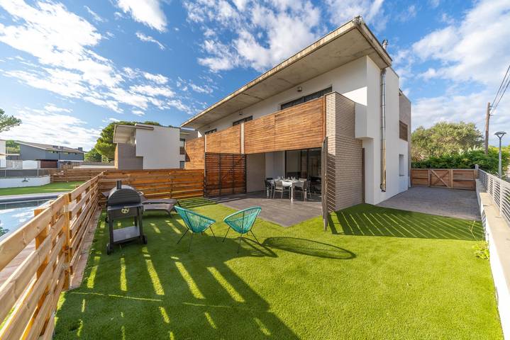 Villa voor 6 personen, with tuin and zwembad as well as balkon in L'Escala