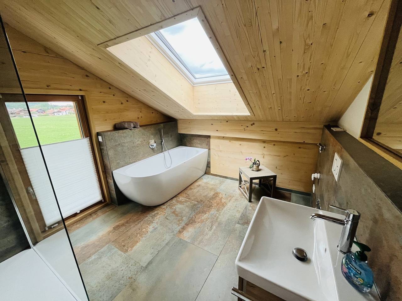 Ganze Ferienwohnung, Ferienwohnung Holz und Himmel - Ferienwohnung Holz und Himmel für 2 Personen mit offenem Wohnraum und Schlafzimmer, 53 qm in Aschau (Chiemgau), Aschau im Chiemgau