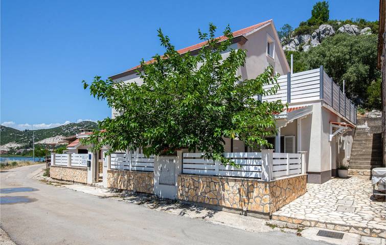 Charmantes Apartment mit Terrasse, WLAN und Parkplatz in der Nähe der Neretva in Rogotin, Dubrovnik-Neretva