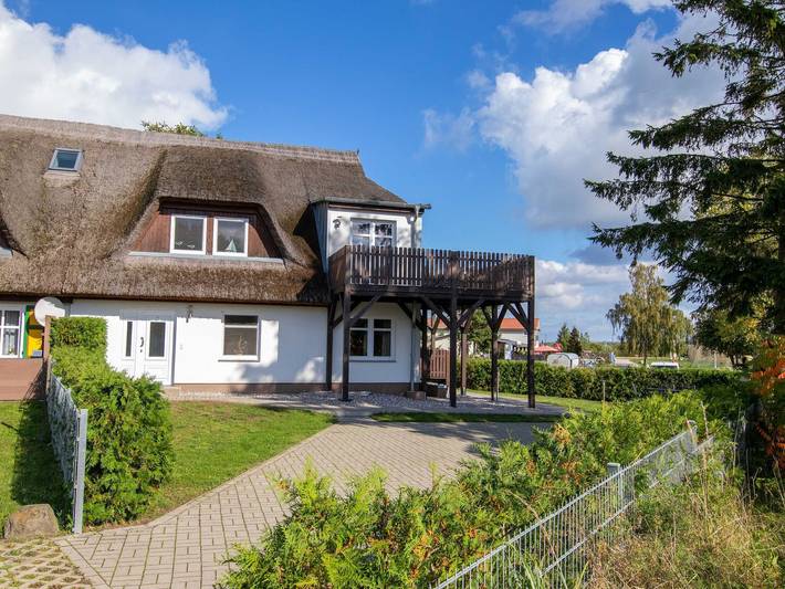 Ferienwohnung für 2 Personen, mit Seeblick und Garten sowie Balkon und Sauna, mit Haustier in Kröslin