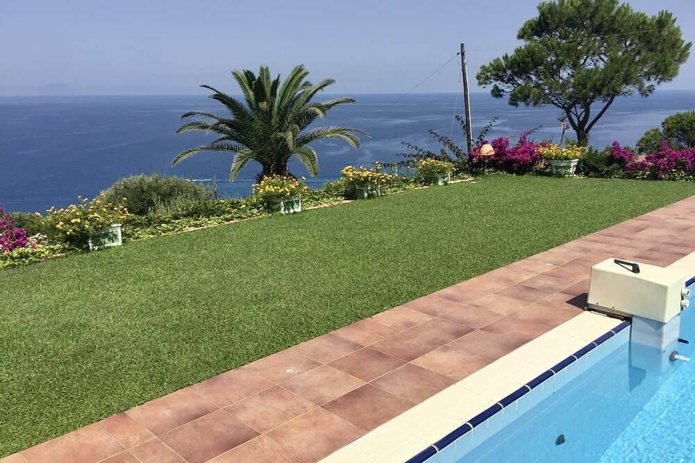 Villa Stromboli, exclusive villa with pool for 10 people in Faro Capo Vaticano, Vibo Valentia Provinz