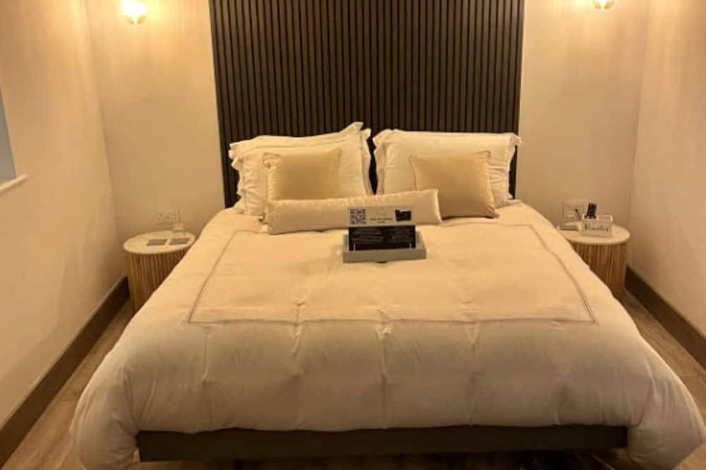 Heirloom Lodge, a cozy one-bedroom rental infused with luxurious touches. \n\n in Nenagh, Lough Derg