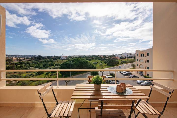Apartamento inteiro, Apartamento 'Sunrise Village' a 5 minutos da praia com varanda in Guia, Distrito de Faro