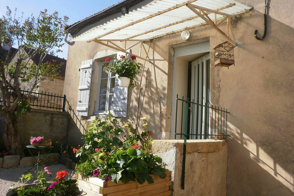 Maison très confortable  dans un petit village au  Calme.à 4 km des commerces in Chassey-le-Camp, Région de Chalon-sur-Saône