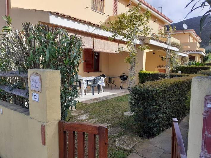 Location de vacances pour 4 personnes, avec jardin et piscine ainsi que vue et balcon à Sant'Anna Arresi - 2