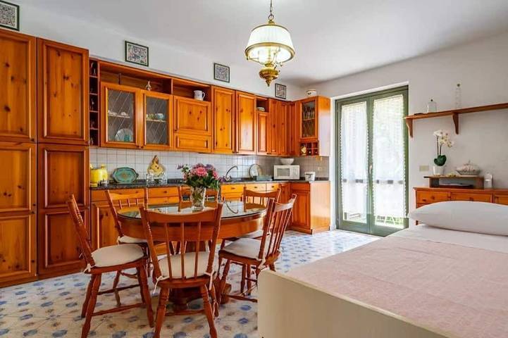 Entire apartment, Guesthost - Cozy 55 sqm apartment in Mascali, ideal for 4 people. Equipped with air conditioning, and 2 balconies, the apartment offers comfort and convenience. Located just 1 minute walk from the beach, with a road next to the building providing direct in Fondachello, Mascali