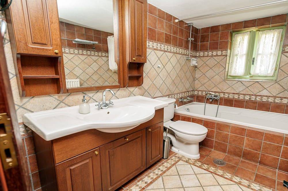 Rustic Elegance With Stunning Views in the Heart of Zagori in Tsepelovo, Région d'Ioannina