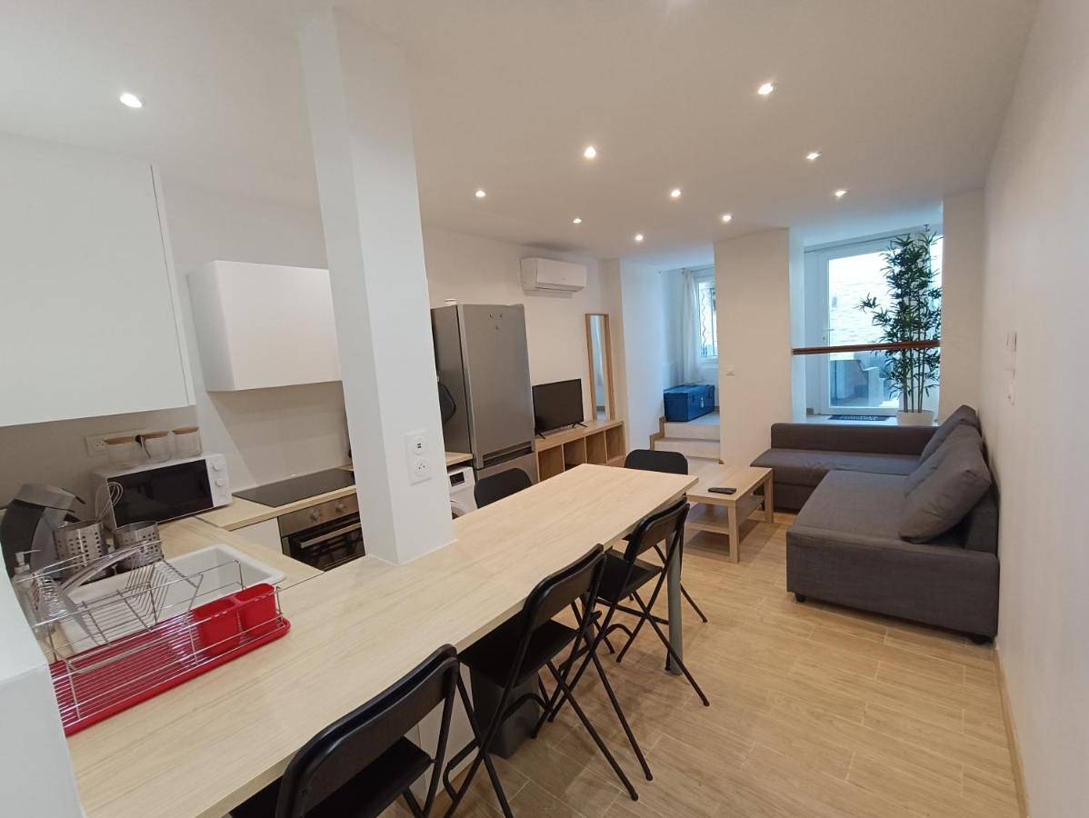Appartement entier, T3 rénové avec cour, Intra Muros Avignon in Avignon, Vaucluse