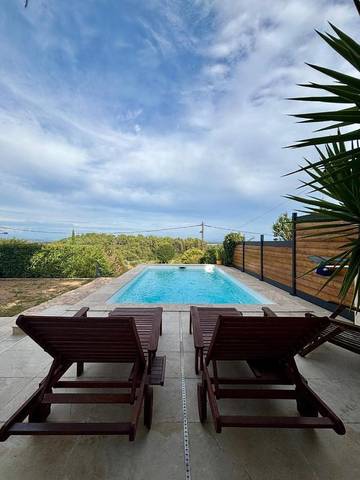 Gîte pour 4 personnes, avec piscine et jardin ainsi que vue et terrasse à Laudun-l'Ardoise