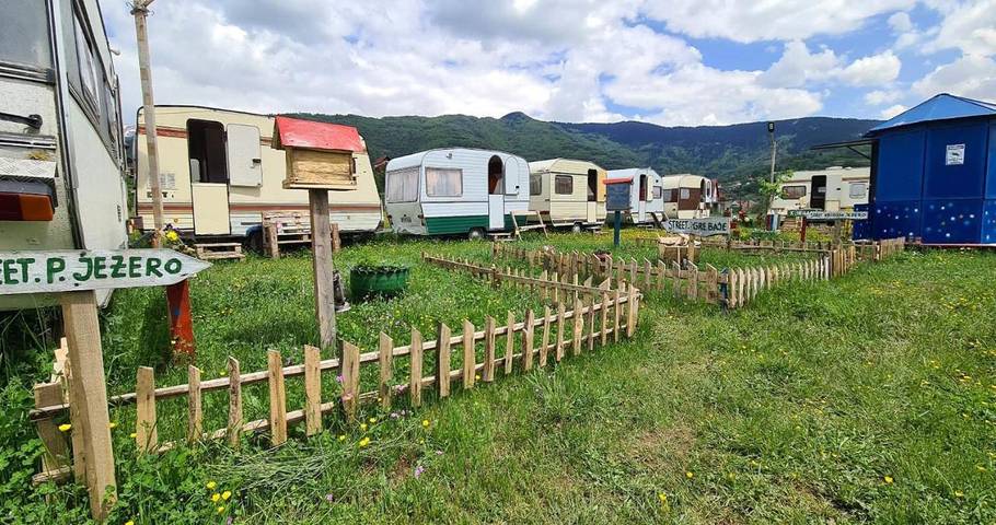 Camping para 2 personas, con vistas al lago además de vistas y jardín en Montenegro