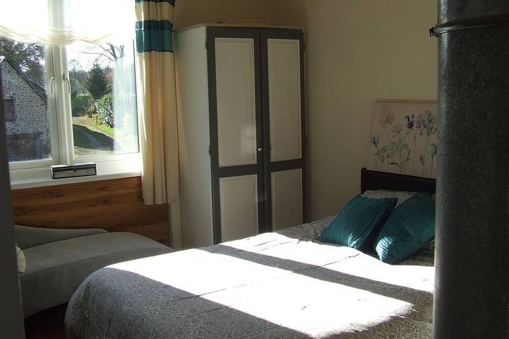 Tranquil, Farmhouse sleeps 6 comfortably, with private large swimming pool in Brecé, Mayenne