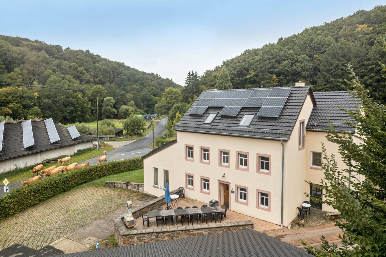 Ferienhaus 'Eifellandhaus' mit Gemeinschaftsterrasse und Wi-Fi in Zweifelscheid, Eifelkreis Bitburg-Prüm