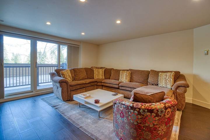 Vacation apartment for 4 people, with balcony and hot tub as well as sauna and pool in Vail