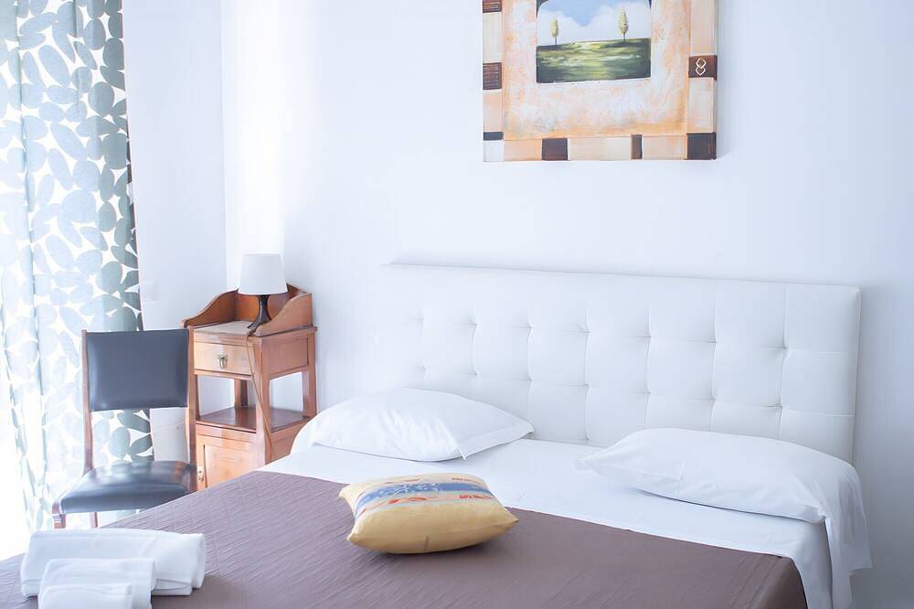 Entire apartment, Margherita Room – Double with Shared Garden, Wi-Fi & Air Conditioning in Prato, Prato Province