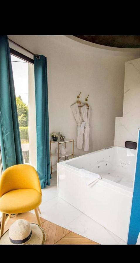 Appartement de vacances pour 2 personnes, avec jacuzzi ainsi que balcon et piscine
