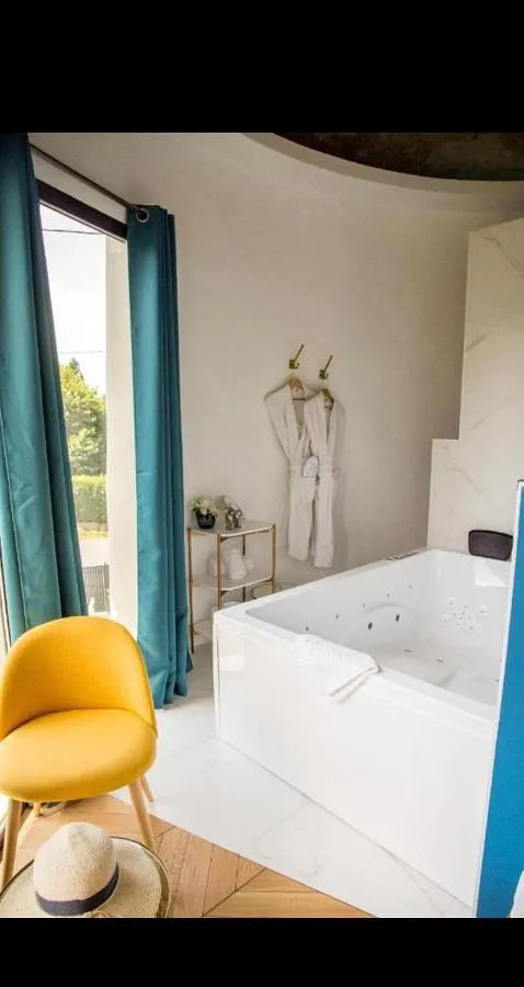 Apartamento de vacaciones para 2 personas, con balcón además de jacuzzi y piscina - 1