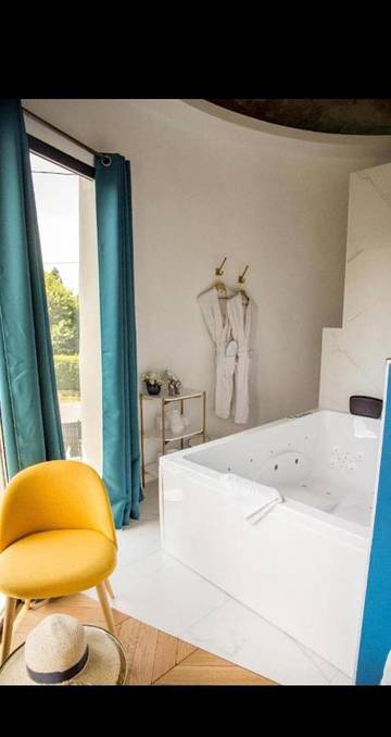 Gîte pour 2 personnes, avec piscine ainsi que jacuzzi et balcon à Trévoux