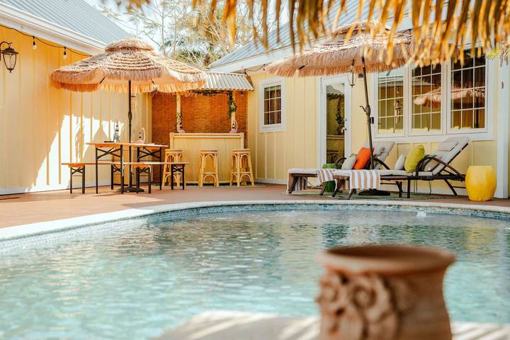 Vacation rental for 4 people, with terrace and yard as well as pool and lake view, with pets in West Coast of Florida