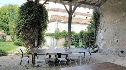 Gîte pour 17 personnes, avec vue et bassin pour enfant ainsi que piscine et jardin, animaux acceptés à Nanteuil-Auriac-de-Bourzac