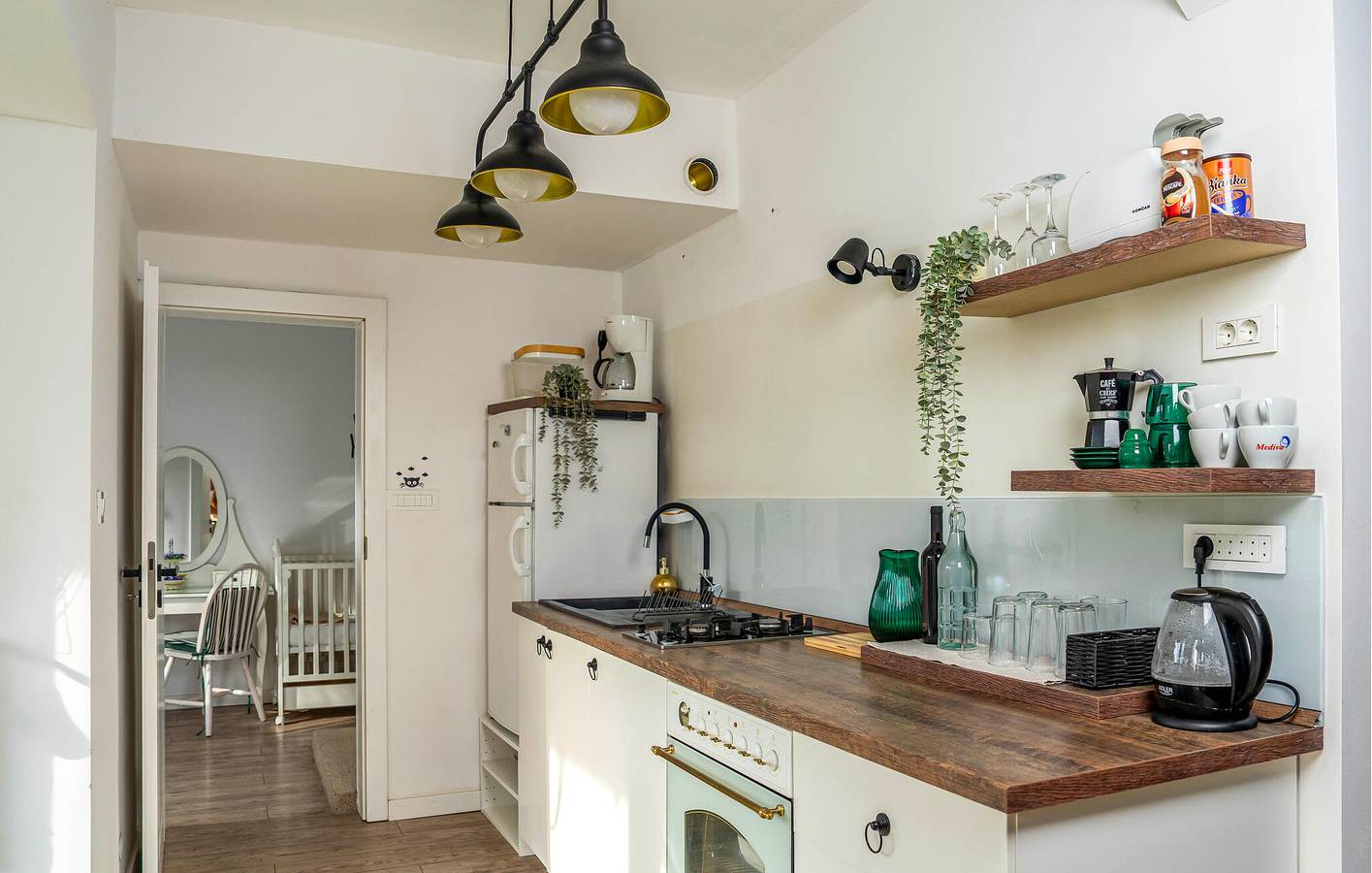 Ganze Ferienwohnung, Gemütliche 1-Zimmer-Wohnung mit Terrasse, WLAN, in der Nähe des Kineski Restoran Peking in Zagreb, Zagreb und Umgebung