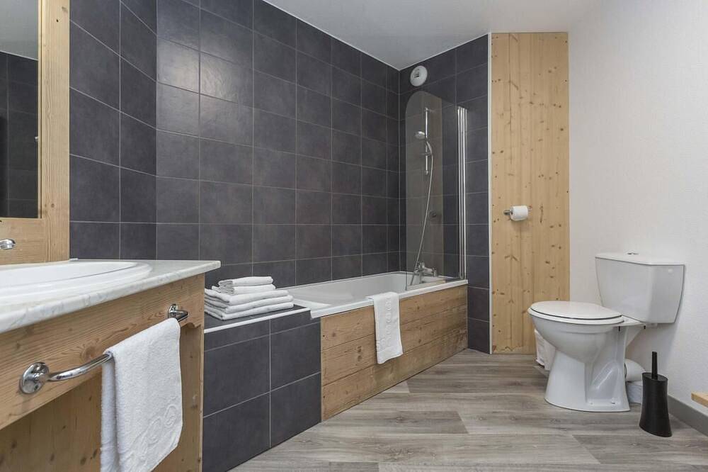 Ganze Wohnung, Wifi, 100m bis zu den geschäften, schwimmbad, parkmöglichkeiten, fernseher in Saint-Sorlin-d'Arves, Region Saint-Jean-de-Maurienne